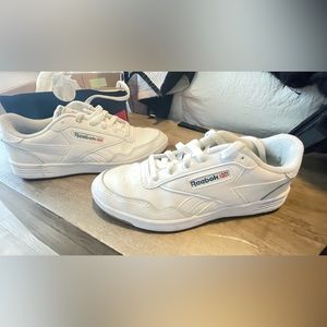 Classic Reebok Shoe- 8.5 women- lightly worn